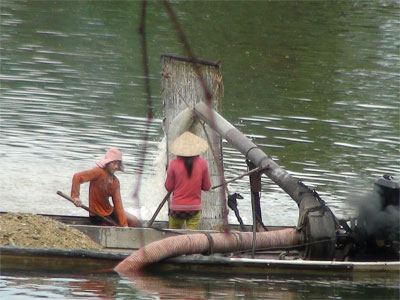 Sông Bồ “oằn mình” bởi “cát tặc” lộng hành