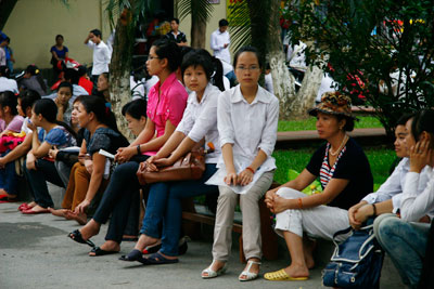 Buổi thi đầu tiên của đợt 2, trời râm vẫn gặp thời tiết oi bức