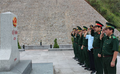 Đại tướng Phùng Quang Thanh kiểm tra công tác SSCĐ Đồn Biên phòng Cửa khẩu Cầu Treo, tỉnh Hà Tĩnh