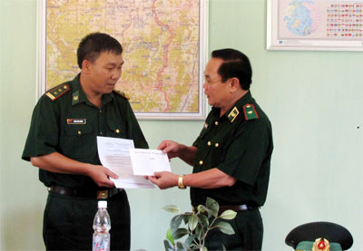 Thưởng “nóng” cán bộ, chiến sĩ đồn Biên phòng bắt giữ thành công “sát thủ máu lạnh” Lê Văn Luyện