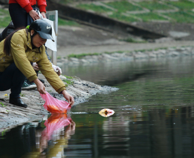 Tiễn ông Táo đi - xin đừng để lại nilon!