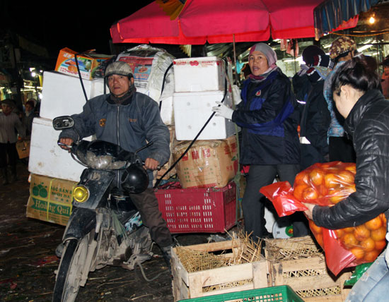 Lên chợ đầu mối Long Biên những ngày cuối năm