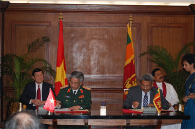 Sẽ triển khai nội dung Bản ghi nhớ về hợp tác quốc phòng giữa Việt Nam và Xri Lan-ca