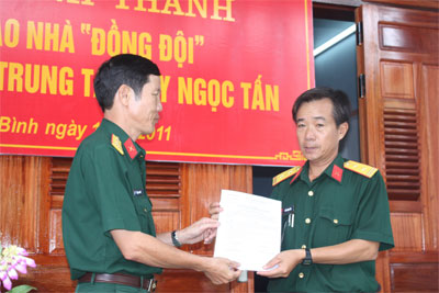 Trao nhà đồng đội cho Trung tá Thủy Ngọc Tuấn
