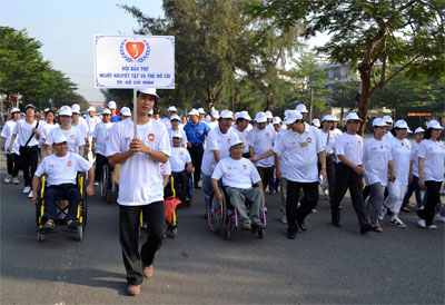Hơn 5.000 người đi bộ “Đoàn kết vì người nghèo”