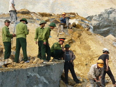 Tiếp tục đẩy nhanh công các tìm kiếm, cứu giúp các nạn nhân