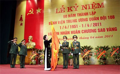 Đón nhận Huân chương Sao Vàng