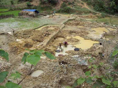 Cơn lốc khai thác vàng lậu tại Xuân Chinh