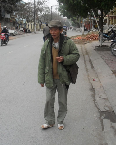 Ông lão nhặt đinh