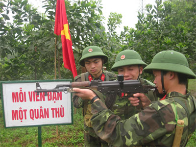 Khi cán bộ hòa mình cùng chiến sĩ