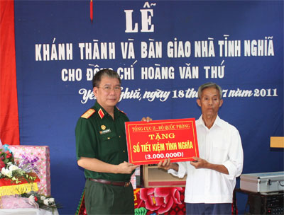 Trao quà và khám bệnh, phát thuốc miễn phí cho gia đình chính sách ở Nam Định