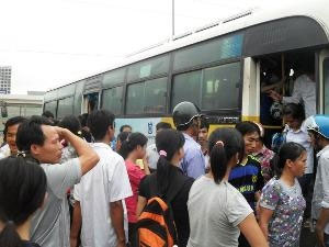 Hà Nội: Bến xe “nghẽn” người trong kỳ thi Đại học