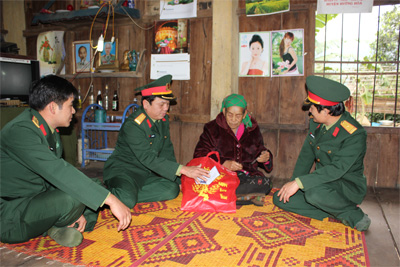 Tặng quà Tết cho Mẹ Việt Nam anh hùng và đồng bào dân tộc thiểu số