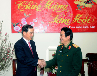 Đại sứ Trung Quốc thăm báo Quân đội nhân dân