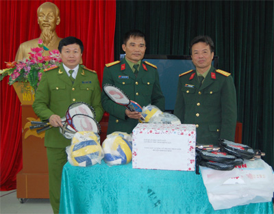 Tặng LLVT huyện Khoái Châu nhiều dụng cụ thể thao