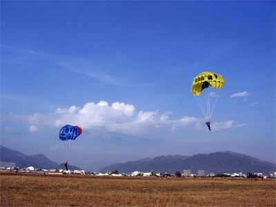 Miệt mài những cánh dù