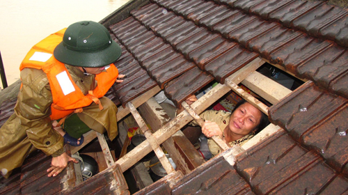 Hà Tĩnh khẩn trương cứu trợ cho gần 70.000 người sơ tán khỏi nơi úng ngập không bị đói