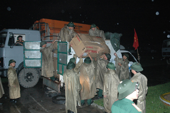 Sát cánh cứu dân trong lũ dữ