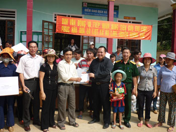 Nước mắt người đi cứu trợ