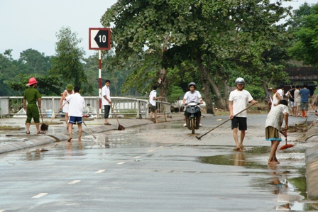 Cả nước góp sức vì đồng bào miền Trung