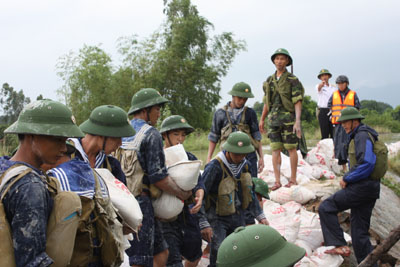 Bộ đội Hải quân chặn lũ, giữ đê, cứu dân