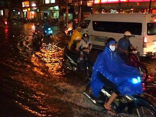 TP.Hồ Chí Minh ngập sâu gần 1m do triều cường, mưa lớn