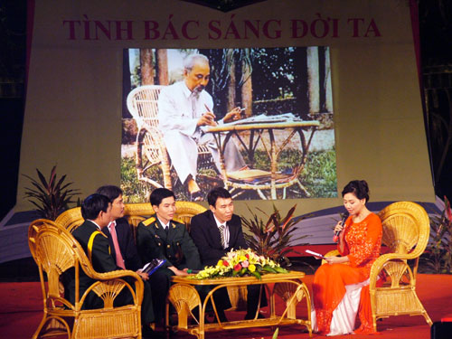 Tôn vinh những tấm gương bình dị, cao quý