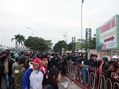  Chen nhau mua vé bất chấp trời mưa, rét