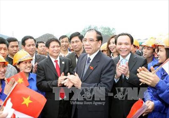 Tổng bí thư Nông Đức Mạnh tiếp xúc cử tri tỉnh Thái Nguyên