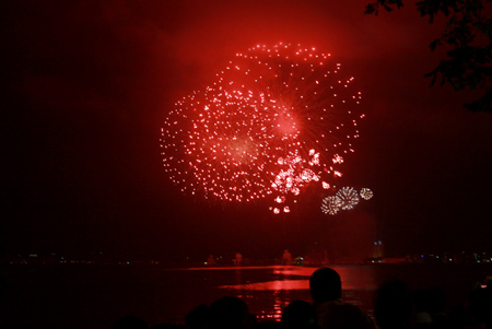 Rực rỡ pháo hoa đêm hội mừng chiến thắng