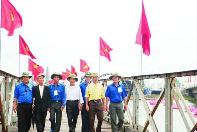 Nước non ngàn năm vững bền