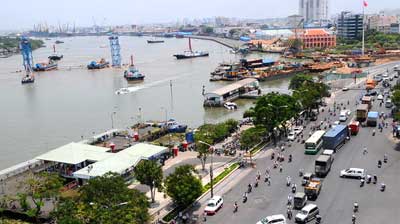 Đốt hầm Thủ Thiêm số 2 đã được lai dắt về vị trí lắp đặt