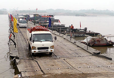 Cầu phao Chèm qua sông Hồng hoạt động đến 21 giờ ngày 7-5