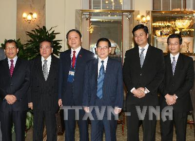 Chủ tịch nước Nguyễn Minh Triết đến Mátxcơva dự lễ kỷ niệm 65 năm Chiến thắng phát xít