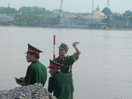 Sẽ bắc cầu phao qua sông Đuống