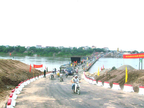 Hà Nội: Cầu phao sông Đuống chính thức vận hành