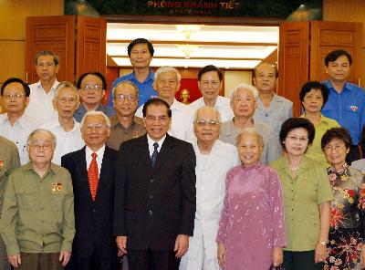 Tổng Bí thư Nông Đức Mạnh gặp mặt thân mật đại diện cựu TNXP qua các thời kỳ