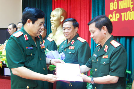Trao quyết định bổ nhiệm chức vụ và thăng quân hàm cấp tướng cho cán bộ quân đội