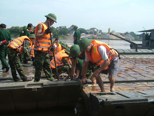 Trần mình trong mưa chữa cầu phao sông Đuống