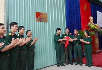 Gắn biển Phân xưởng vũ khí - khí tài