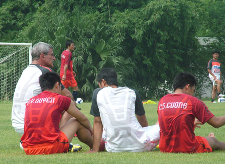 Văn Quyến rời đội tuyển vì chấn thương