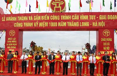 Phó Thủ tướng Hoàng Trung Hải cắt băng khánh thành cầu Vĩnh Tuy (Hà Nội) giai đoạn 1