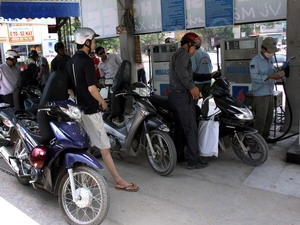 Sử dụng quỹ bình ổn xăng dầu khi giá thế giới tăng