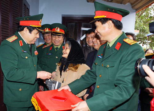 Thăm, tặng quà gia đình chính sách và Binh chủng Đặc công