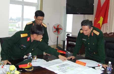 Trung tướng Trương Quang Khánh làm việc tại Xí nghiệp Liên hợp Sông Thu