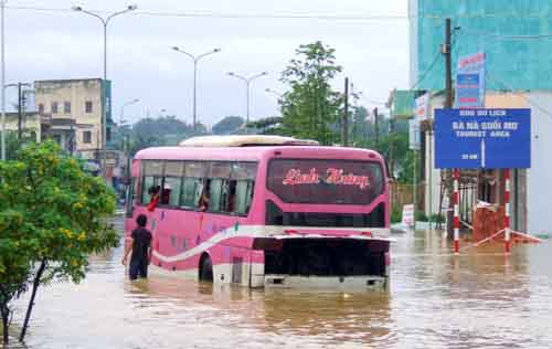 Mưa lớn gây ngập cục bộ nhiều tuyến đường ở miền Trung