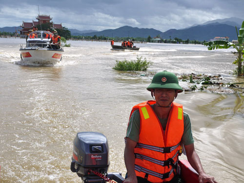 Quân dân Khu 5 cùng sát cánh trong mưa, lũ