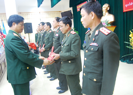 Bế giảng lớp đào tạo ngắn hạn khóa 6 giảng viên Quân đội nhân dân Lào