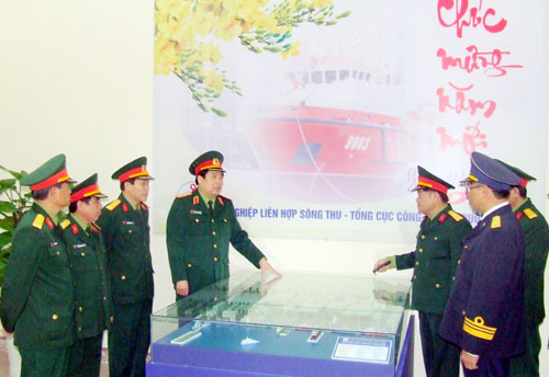 Đại tướng Phùng Quang Thanh làm việc với Xí nghiệp Liên hợp Sông Thu