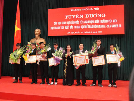 Hà Nội khen thưởng học sinh giành huy chương IJSO